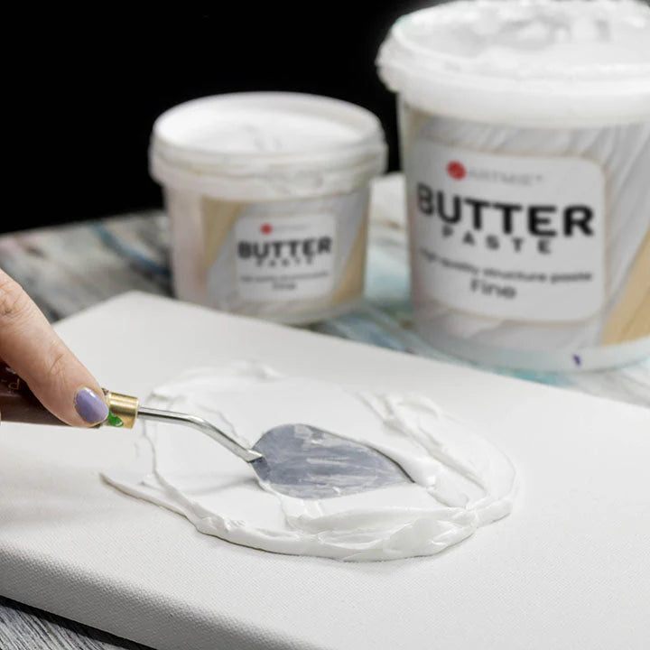 Nanášanie štruktúrovacej pasty ARTMIE Butter Fine maliarskou špachtľou