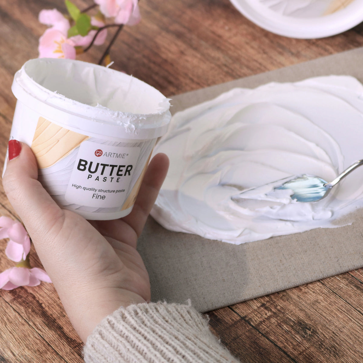 Otvorený téglik a vrstva pasty ARTMIE Butter Fine nanesená na plátno špachtľou