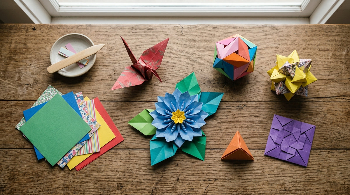 Farebné papierové origami skulptúry na drevenom stole