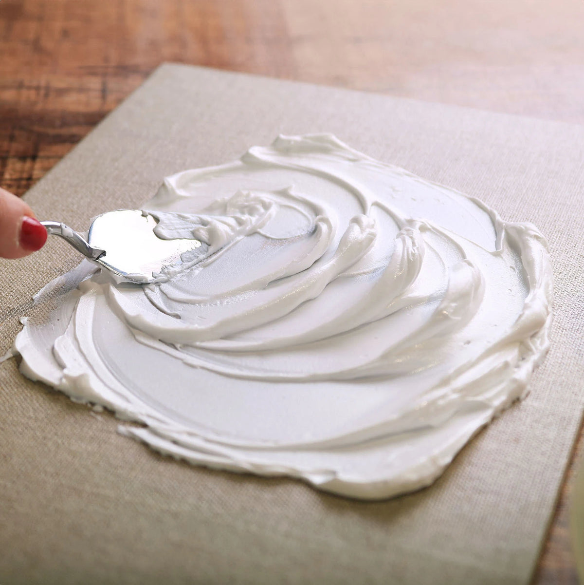 Reliéfna štruktúra vytvorená štruktúrovacou pastou ARTMIE Butter Fine na plátne