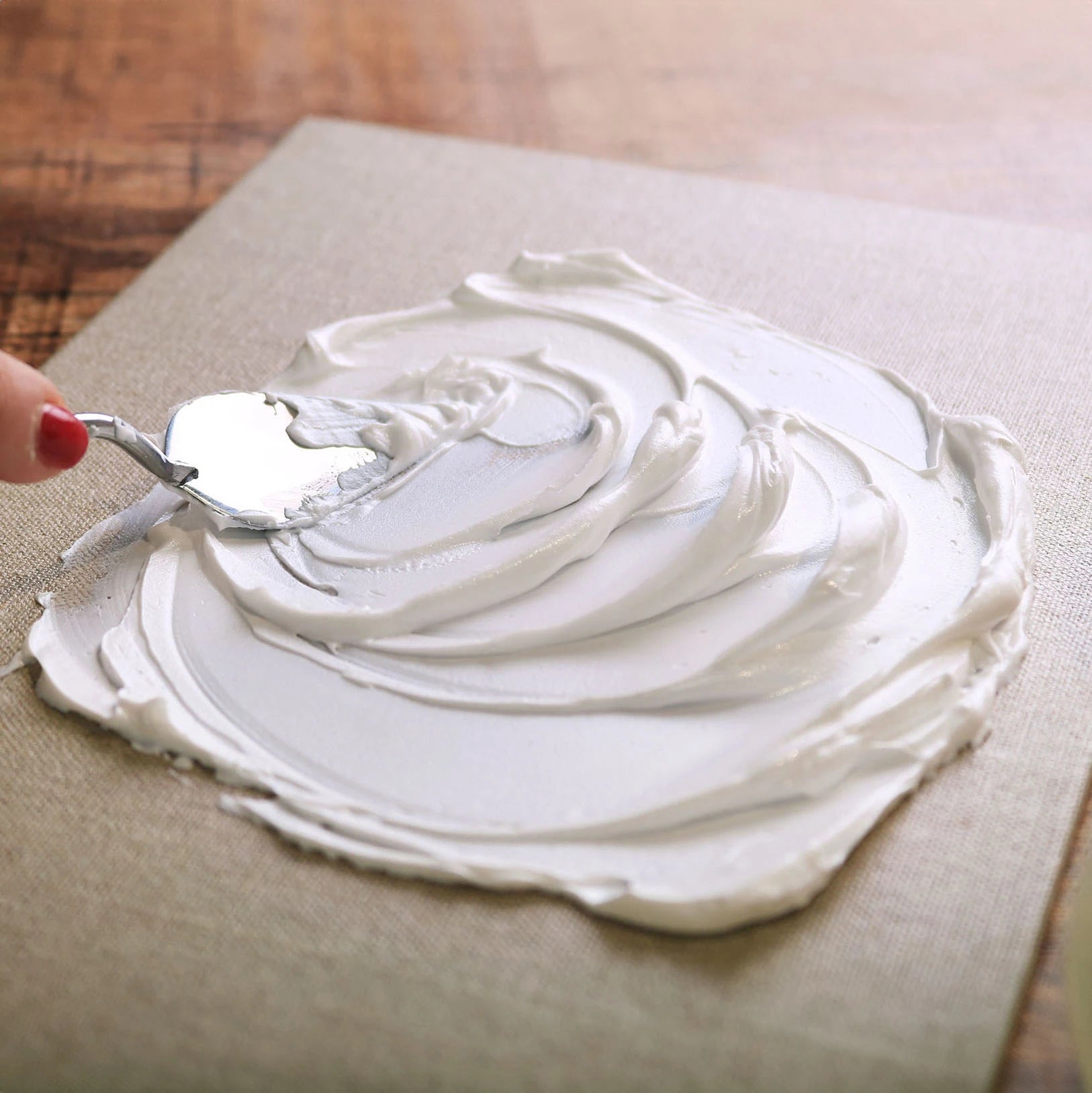 Reliéfna štruktúra vytvorená štruktúrovacou pastou ARTMIE Butter Fine na plátne