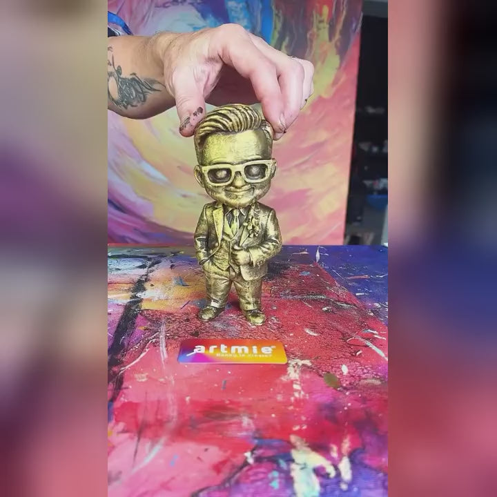 Chibi figúrka z fotky na vymaľovanie – skutočné video: biela figúrka vytlačená podľa fotky a jej maľovanie v ateliéri ARTMiE.
