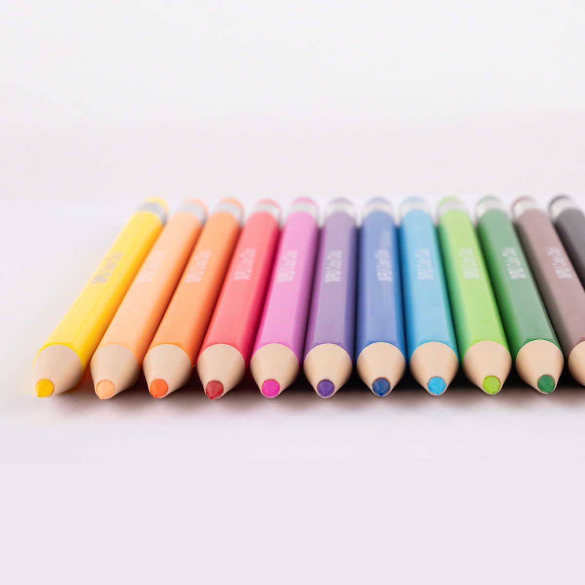 Stláčacie pastelky APLI Color Click, 12 ks s náhradnými tuhami a strúhadlom