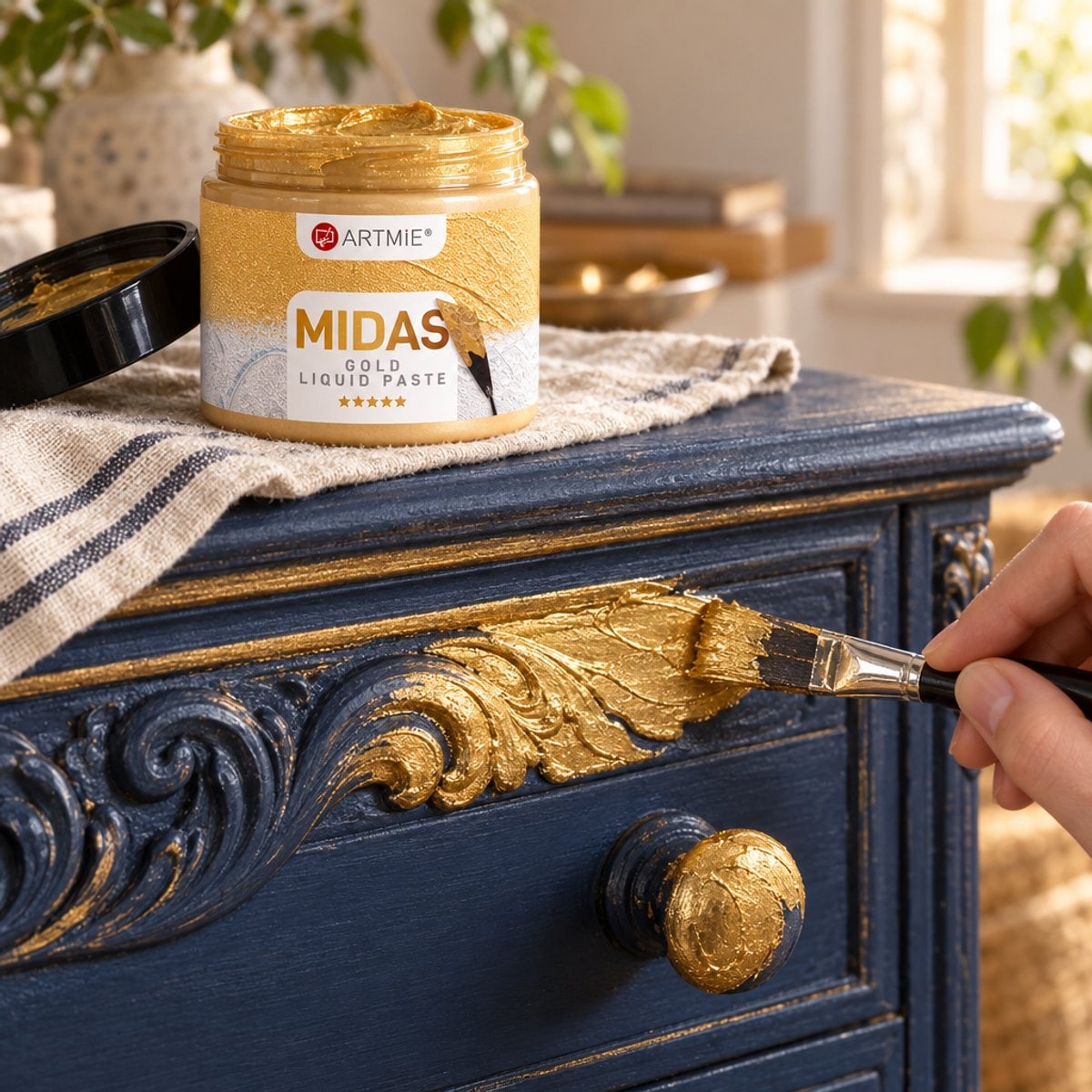Zlátenie vyrezávanej komody štetcom — zlatá metalická pasta ARTMIE MIDAS