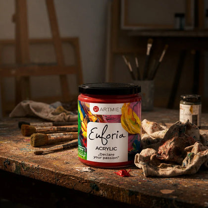 Téglik hustej akrylovej farby ARTMIE Euforia 430 ml na stole v dielni